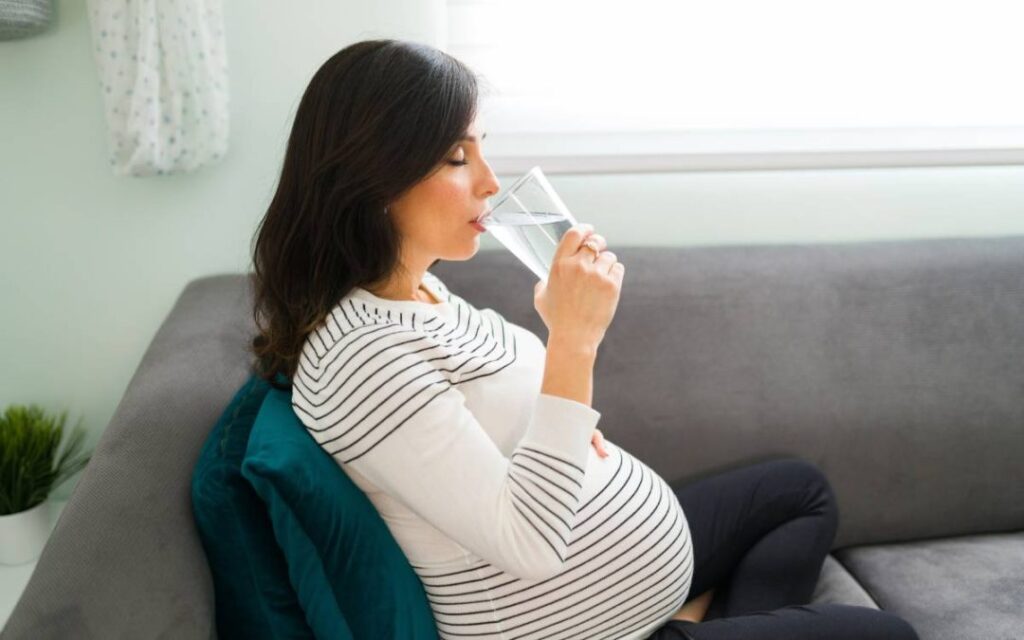 How hydration helps reduce common pregnancy symptoms